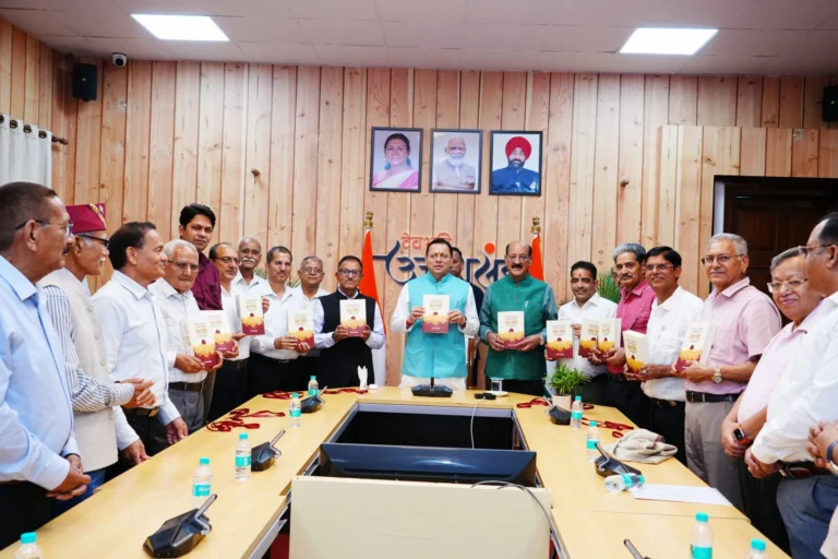 CM धामी ने किया ‘सेवा विधि’ पुस्तक का विमोचन, अधिकारियों के लिए बताया बेहद उपयोगी