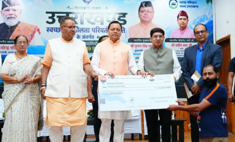 उत्तराखंड में ग्रीन ट्रांसपोर्ट को बढ़ावा: CM धामी ने बांटे सब्सिडी चेक, 11 स्वच्छ ईंधन वाहनों को दिखाई हरी झंडी