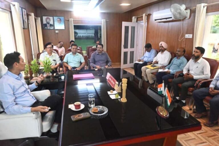 हल्द्वानी : जनता दरबार में कुमाऊं कमिश्नर दीपक रावत ने पीड़िता के 9.5 लाख की धनराशि वापस दिलाए,भूमि विवाद समेत कई मामलों का किया समाधान