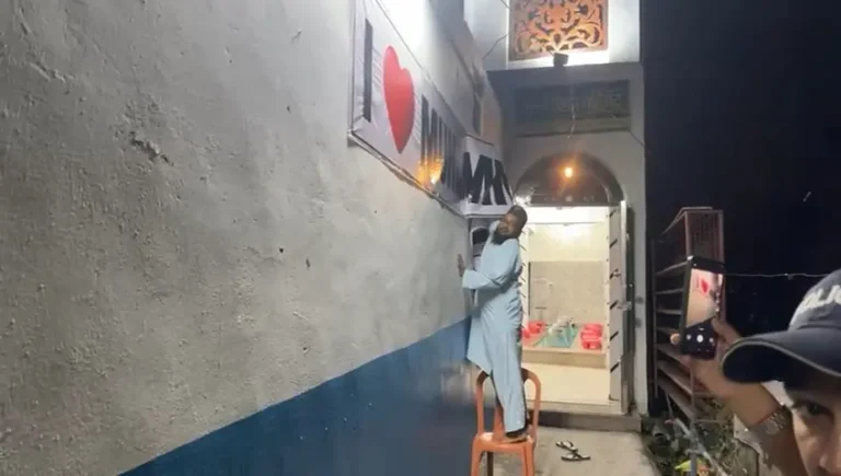 हल्द्वानी :लालकुआं में यहां मस्जिद से हटवाया आई LOVE मोहम्मद का पोस्टर