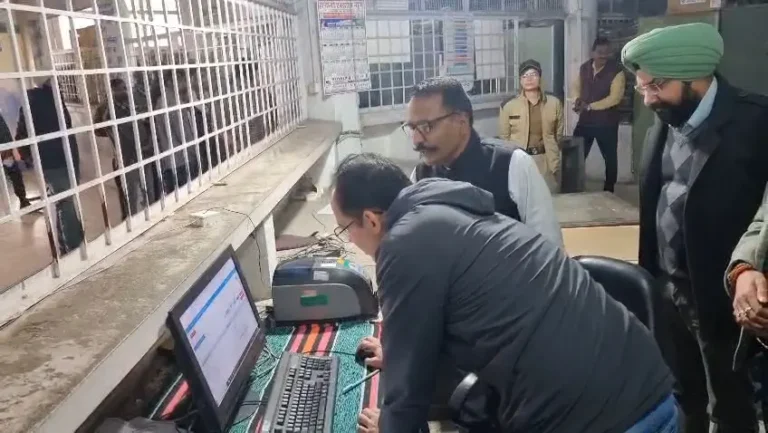 ब्रेकिंग न्यूज़: हल्द्वानी RTO ऑफिस में DM का ताबड़तोड़ छापा, मचा हड़कंप — कई दलाल फरार, भ्रष्टाचारियों पर गिरी गाज!