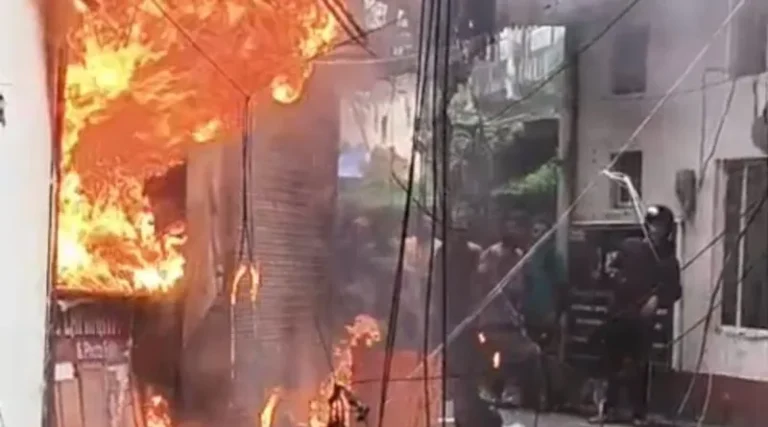 देहरादून: घंटाघर के पास फोटो लेमिनेशन शॉप में भीषण आग, एक घंटे बाद पाया गया काबू