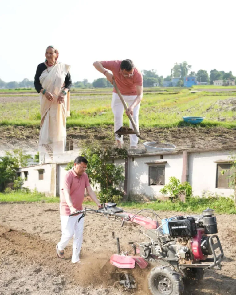 खेत में उतरे मुख्यमंत्री धामी, खुद चलाया टिलर जैविक खेती का दिया मजबूत संदेश