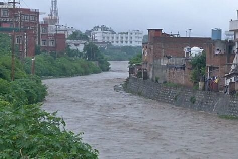 उत्तराखंड: दूनघाटी की नदियों ने प्रशासन को चेताया