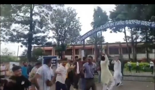 वीडियो : द्वाराहाट में चले ईंट पत्थर ब्लॉक प्रमुख चुनाव में