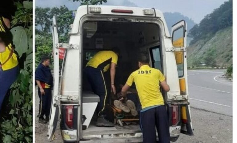 बस सड़क पर पलटी, दो की मौत, 13 घायल