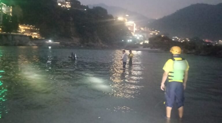 बी.बी.ए. तृतीय वर्ष का छात्र कुनाल वर्मा बहा गंगा की तेज धारा में- सर्चिंग अभियान जारी