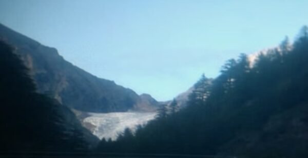 Big breaking :-हर्षिल के बीच से बहने वाली ककोडा गाड के मुहाने पर दिखा ग्लेशियर, निरीक्षण के लिए टीम रवाना