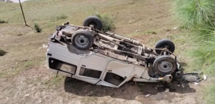 मैक्स दुर्घटनाग्रस्त, 50 मीटर खाई में गिरा वाहन, युवक की दबकर मौत; चालक घायल