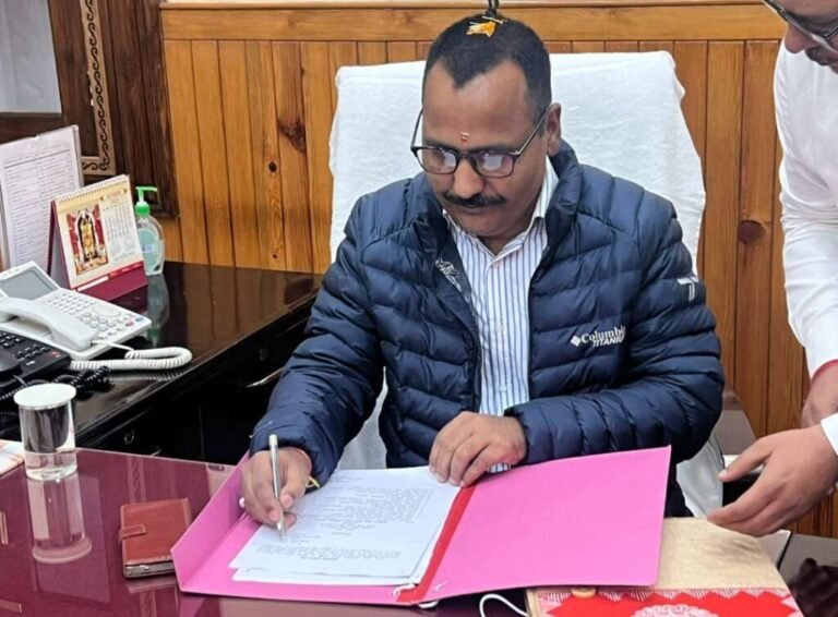 नैनीताल: जिलाधिकारी ललित मोहन रयाल ने संभाला कार्यभार, कहा—विकास योजनाओं को गति देना प्राथमिक लक्ष्य