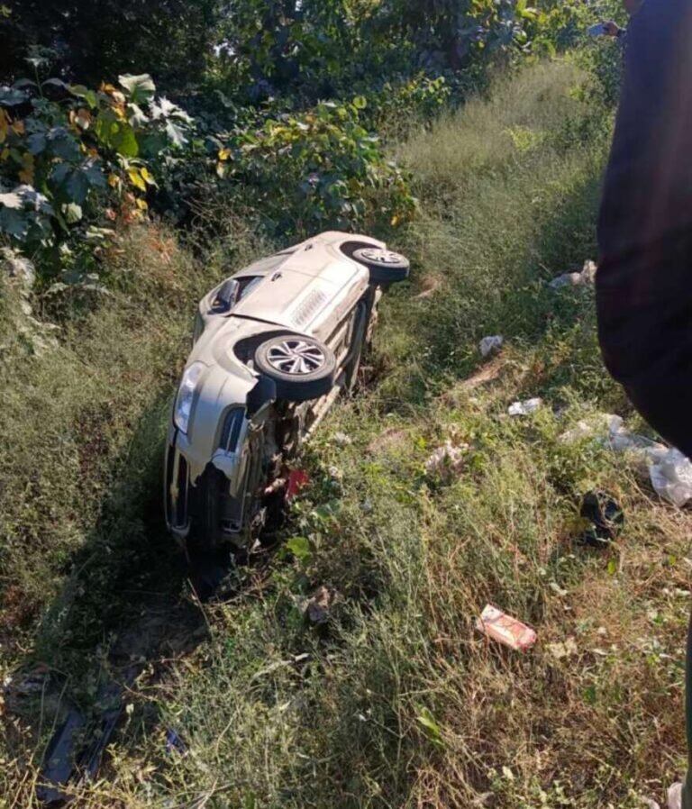 लालकुआं: बाइक सवार को बचाने के चक्कर में कार खाई में गिरी, महिला और युवक गंभीर घायल