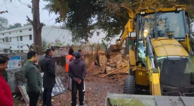 (बड़ी खबर)हल्द्वानी: देर शाम चला बुलडोजर, सड़क किनारे कब्जों पर निगम-प्रशासन की सख़्त कार्रवाई