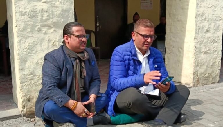 कोर्ट संचालन नियमित रूप से नहीं होने पर एसडीएम कोर्ट में पार्षद संग धरने में बैठे हल्द्वानी विधायक