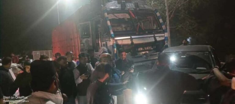 लालकुआं हाईवे पर ट्रक का तांडव, आधा दर्जन वाहन क्षतिग्रस्त