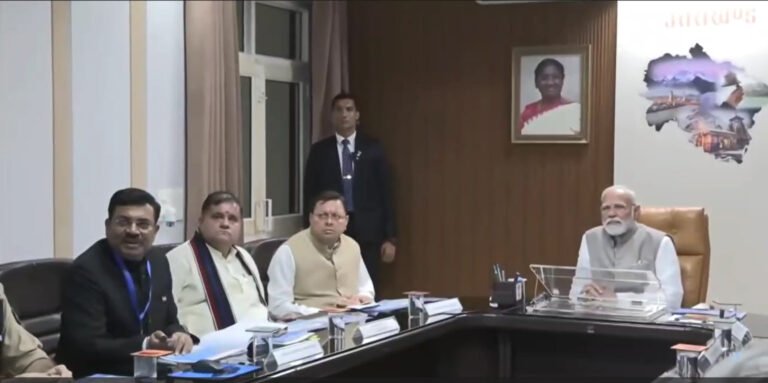 प्रधानमंत्री नरेंद्र मोदी आज देहरादून पहुंचे, आपदा की स्थिति का लिया जायज़ा।