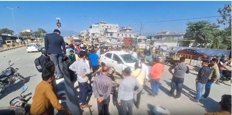 हल्द्वानी से लालकुआं को आ रही कार की मोटरसाइकिल से हुई जबरदस्त भिड़ंत…. महिला और पुरुष गंभीर
