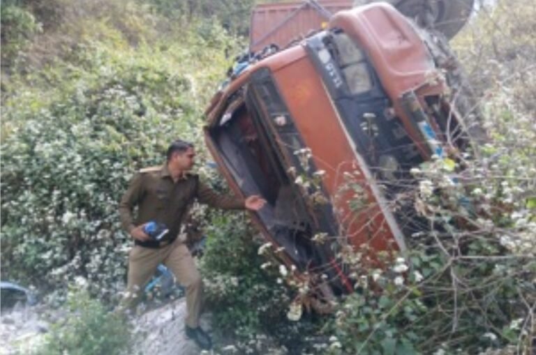अल्मोड़ा हादसा: चढ़ाई पर अनियंत्रित ट्रक खाई में गिरा, 2 जख्मी