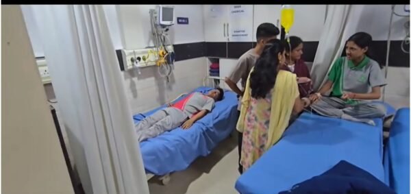 ब्रेकिंग : हल्द्वानी गोरा पड़ाव के पास बीएलएम अकैडमी की बस पलटने से हड़कंप… वीडियो देखें