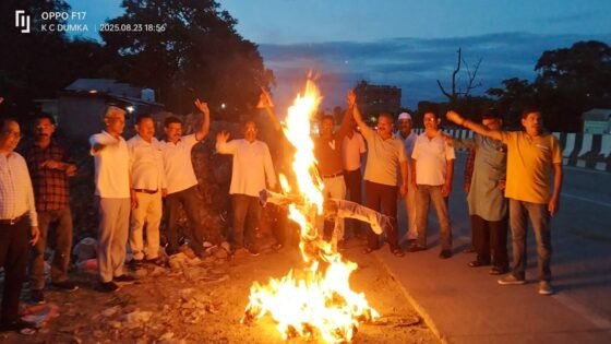 हल्दूचौड़ में कांग्रेस ने किया पुतला दहन, गैरसैंण सत्र समय से पहले समाप्त करने पर भाजपा सरकार पर बोला हमला