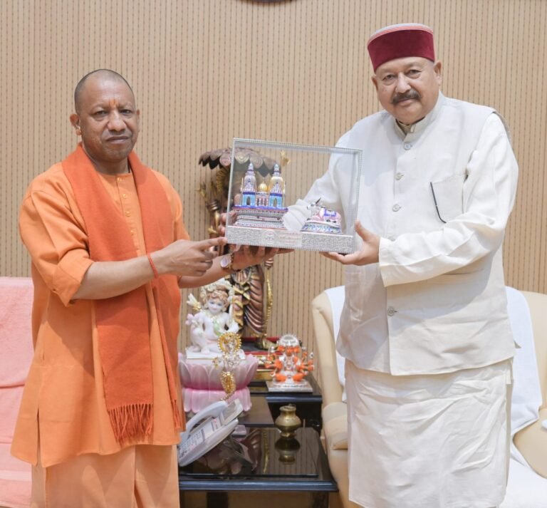 महाराज ने की यूपी के मुख्यमंत्री योगी से शिष्टाचार भेंट