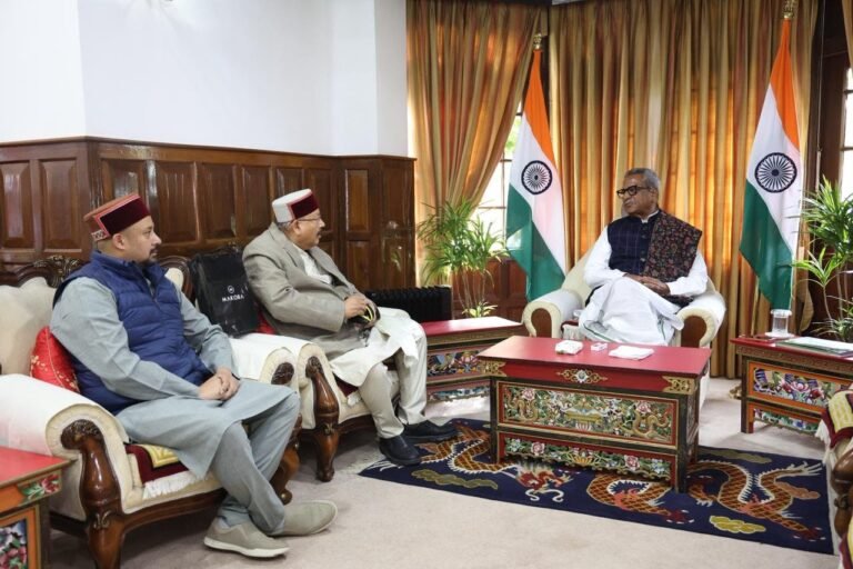 महाराज ने की सिक्किम के राज्यपाल से शिष्टाचार भेंट, उत्तराखंड आने का दिया न्यौता