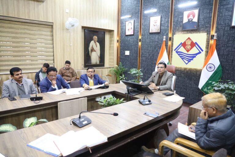 ग्रीन बिल्डिंग की सुस्त रफ्तार पर भड़के डीएम सविन, अधिकारियों को लगाई फटकार