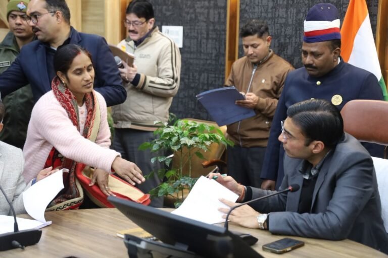 जिला प्रशासन का जनता दर्शन; पीड़ितों की सुनवाई; समयबद्ध निस्तारण से बढता जन विश्वास