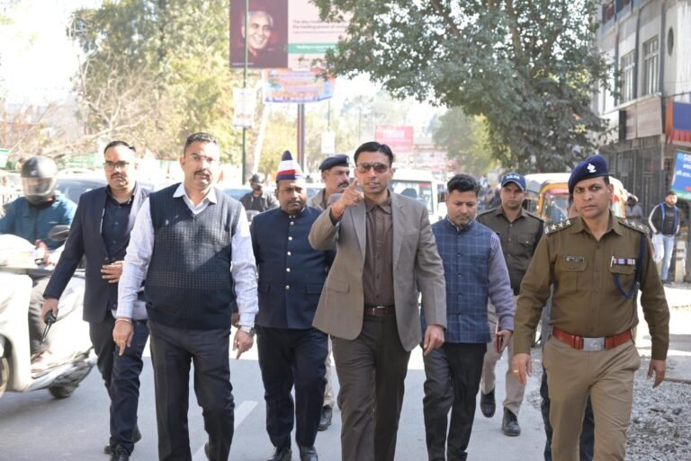 चकराता व कौलागढ़ रोड पर चल रहे भूमिगत परियोजनाओं का किया औचक निरीक्षण