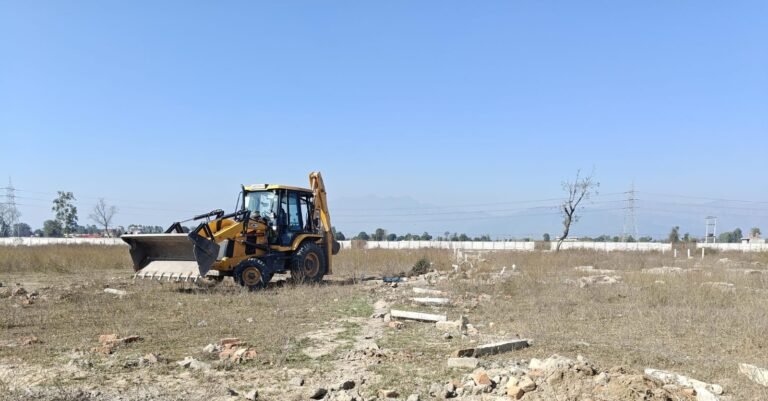 मसूरी–देहरादून विकास प्राधिकरण की सख्ती, 125 बीघा भूमि पर की जा रही अवैध प्लॉटिंग पर चला एमडीडीए का बुलडोजर