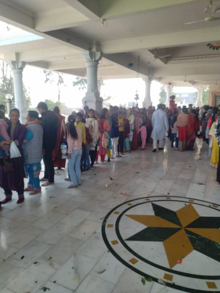 महाशिवरात्रि पर उमड़ा आस्था का सैलाब: बेरी पड़ाव के महालक्ष्मी मंदिर में हजारों भक्तों ने किया जलाभिषेक