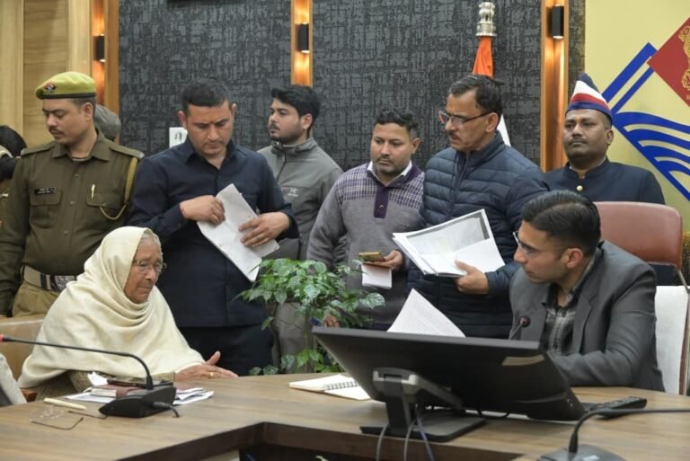 देहरादून जनता दर्शन में 163 शिकायतें दर्ज: डीएम सविन बंसल ने दिए सख्त निर्देश, विधवा सहायता से लेकर भूमि घोटाले तक मामलों में त्वरित कार्रवाई