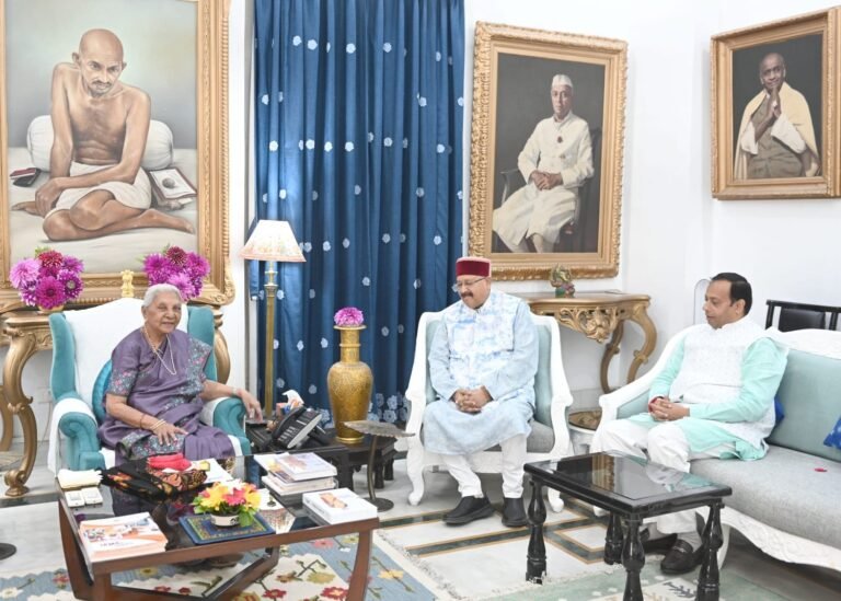 महाराज ने उत्तर प्रदेश की राज्यपाल को आदि कैलाश यात्रा पर आमंत्रित किया