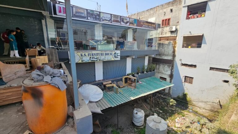 अवैध निर्माणों पर एमडीडीए की सख्त कार्रवाई, दो व्यवसायिक निर्माण सील