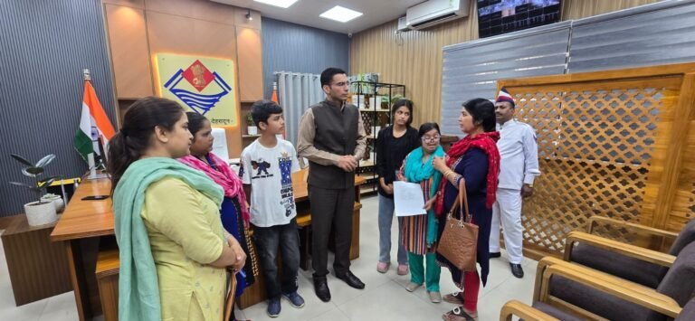 08 साल से लापता पति, 5 बच्चों का बोझ: मीना ठाकुर को जिला प्रशासन से 1 लाख की मदद