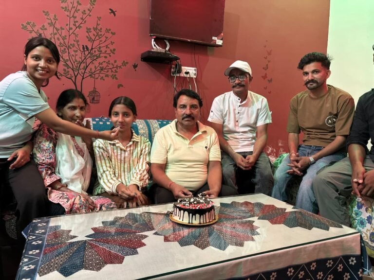 हल्दूचौड़ की आकाशी जोशी ने 98.4% अंकों के साथ किया स्कूल टॉप, क्षेत्र में खुशी की लहर।