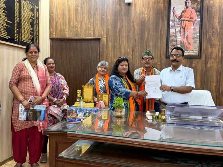 पहाड़ी आर्मी ने डीएम को सौंपा ज्ञापन: सामाजिक कार्यकर्ता से बदसलूकी पर पुलिसकर्मियों के खिलाफ कार्रवाई की माँग, आंदोलन की चेतावनी