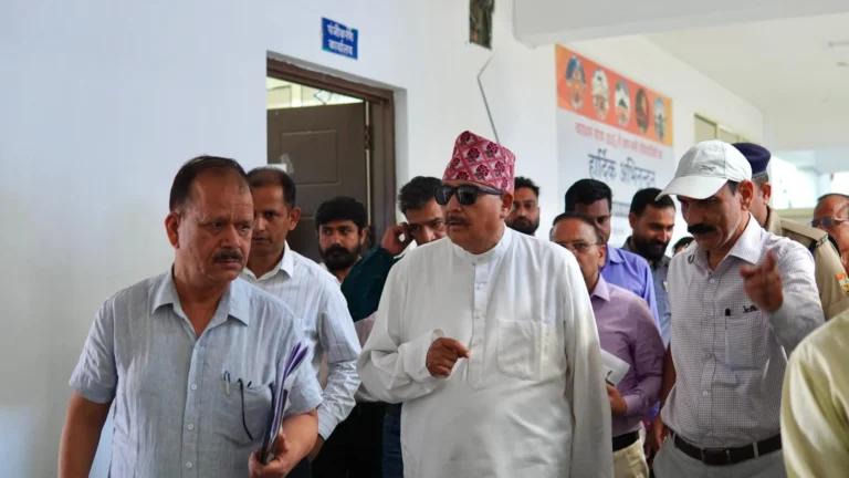 महाराज ने किया ऋषिकेश स्थित ट्रांजिट कैंप का औचक निरीक्षण