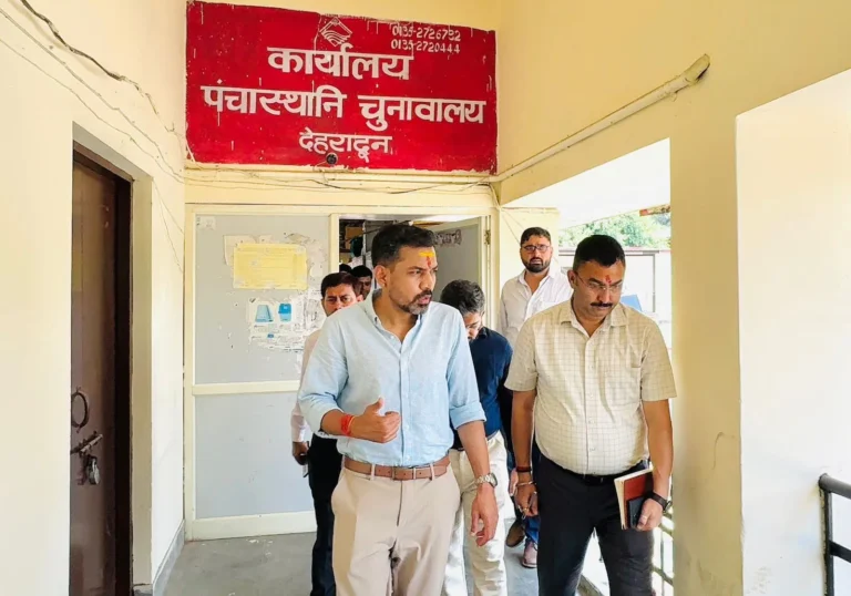 देहरादून कलेक्ट्रेट का औचक निरीक्षण, DM आशीष चौहान ने दिए सख्त निर्देश