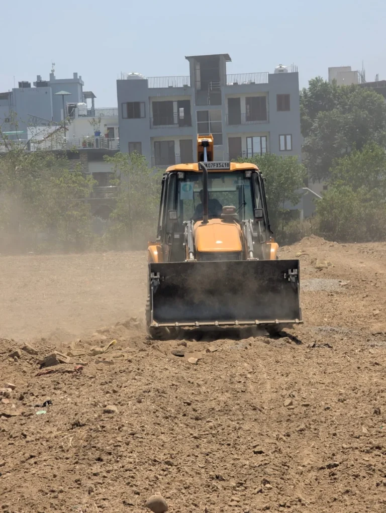 अजबपुर कला में आठ बीघा में की जा रही अवैध प्लॉटिंग पर चला एमडीडीए का बुलडोजर
