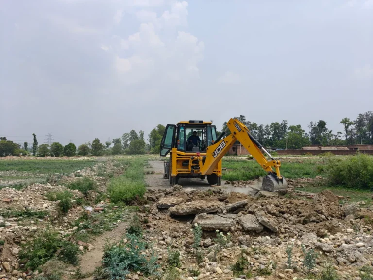 50 बीघा में काटी जा रही अवैध कॉलोनी पर एमडीडीए का बुलडोजर