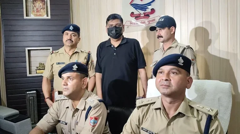 UPSC में असफल, बना फर्जी IPS! रिटायर्ड IAS अधिकारी के बेटे ने वर्दी पहनकर ठगे लाखों, दून पुलिस ने दबोचा
