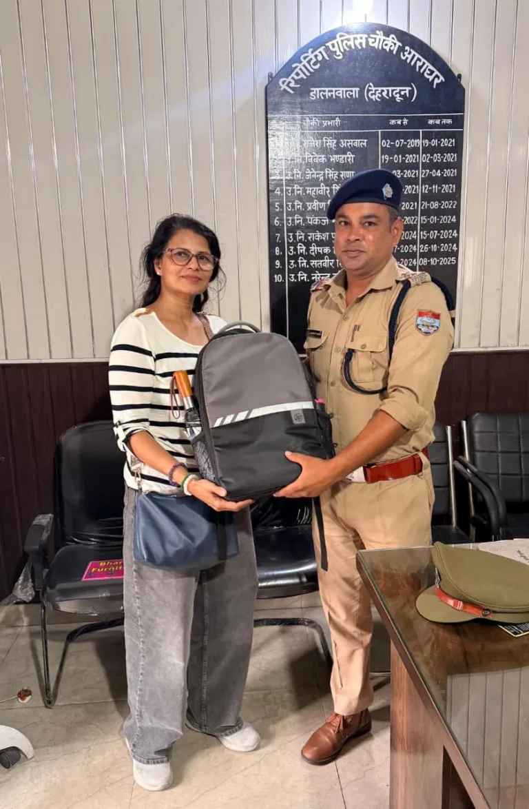 दून पुलिस फिर बनी मददगार: ऑटो में छूटा लैपटॉप और तीन साल का शोध डेटा अल्प समय में किया बरामद