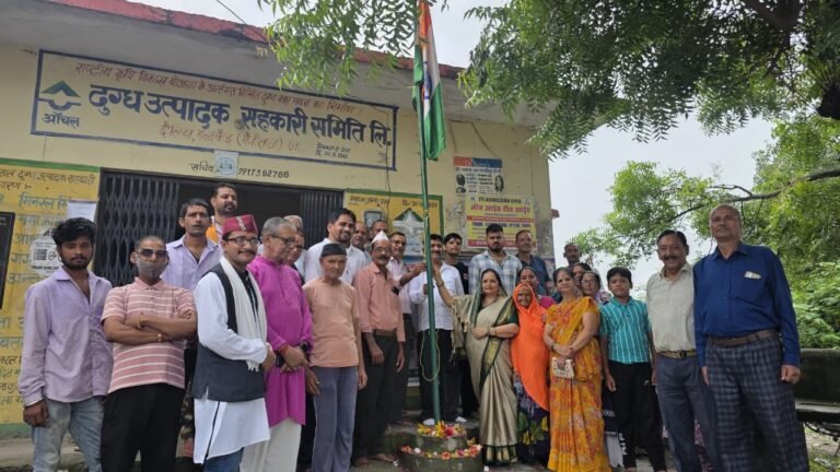 स्वतंत्रता दिवस पर हल्दूचौड़-दौलिया में पौध वितरण व स्वच्छता अभियान