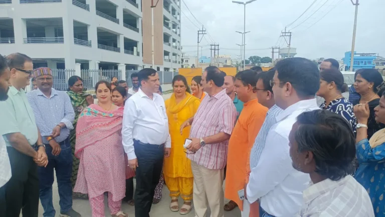 आढ़त बाजार के विकास कार्यों का विधायक विनोद चमोली और एमडीडीए उपाध्यक्ष बंशीधर तिवारी ने किया स्थलीय निरीक्षण