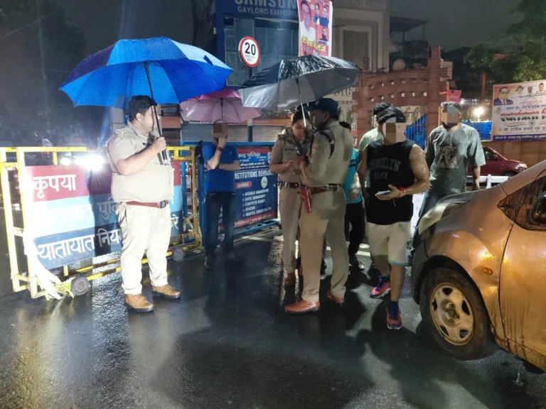 ऑपरेशन नाइट स्ट्राइक: भारी बारिश के बीच दून पुलिस का बड़ा चेकिंग अभियान, 700 से अधिक लोगों से पूछताछ