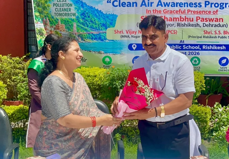 प्रदूषण के खिलाफ ऋषिकेश के छात्रों की हुंकार, महापौर ने दिलाई ‘स्वच्छ हवा’ की शपथ