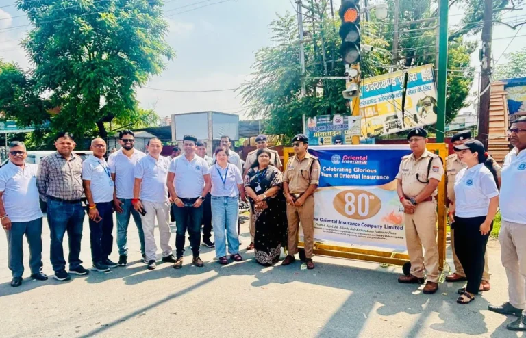एसएसपी दून के निर्देश पर सड़क सुरक्षा को लेकर पुलिस का जागरूकता अभियान, 100 वाहन चालकों को बांटे निशुल्क हेलमेट