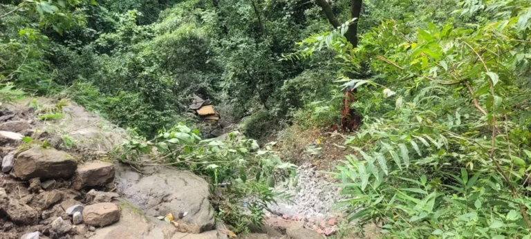 डंपर दुर्घटना के बाद लापता था चालक, गहरी खाई में मिला शव; SDRF ने किया रेस्क्यू