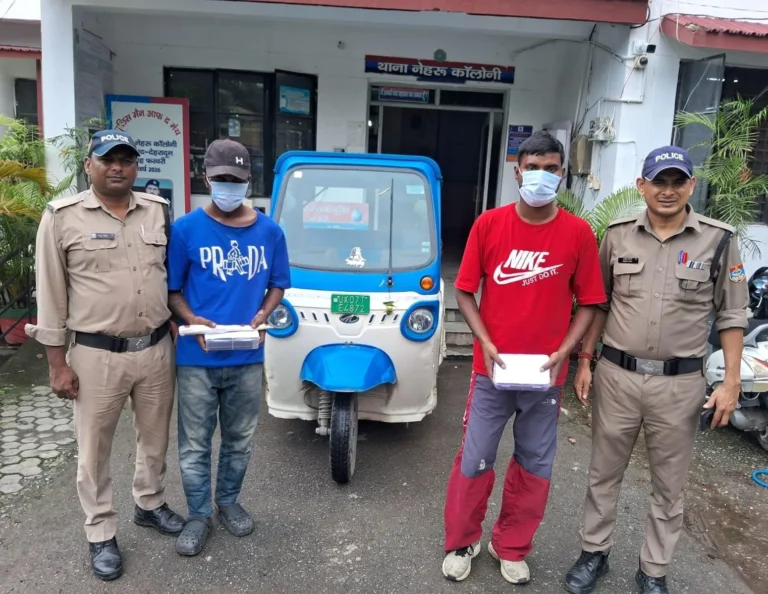 स्नेचिंग करने वाले ऑटो गैंग के दो सदस्य गिरफ्तार, दो मोबाइल और खुखरी बरामद