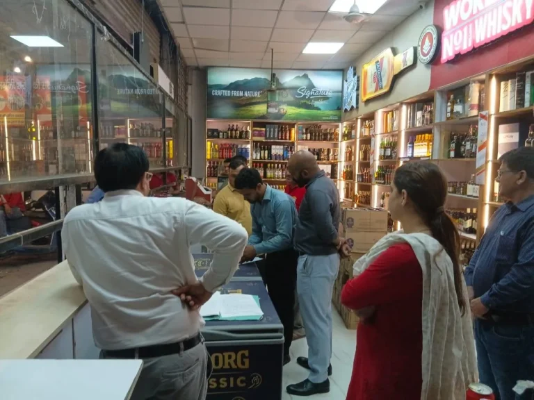 शराब की दुकानों पर ओवररेटिंग एवं अनियमितताओं की शिकायतों पर डीएम का  एक्शन